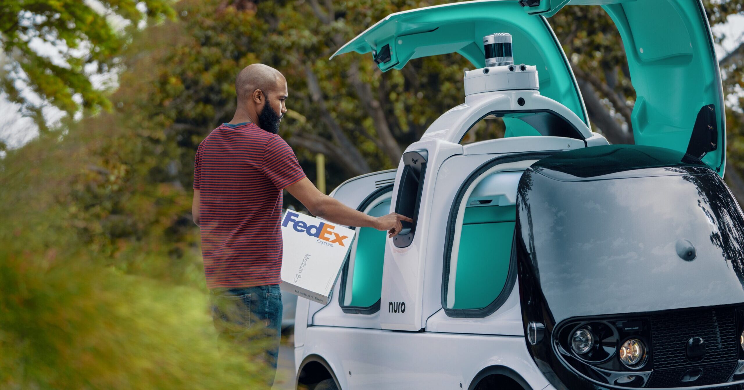 自動運転宅配、NuroとFedExが提携！小包配送の試験開始　無人配送車「R2」使用