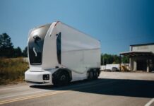 「無人トラック」企業がナスダック上場 株価急騰で自動運転バブル状態